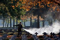 468 - CLEANING MILITARY GRAVESTONES - BLEYEN LIVINUS - belgium